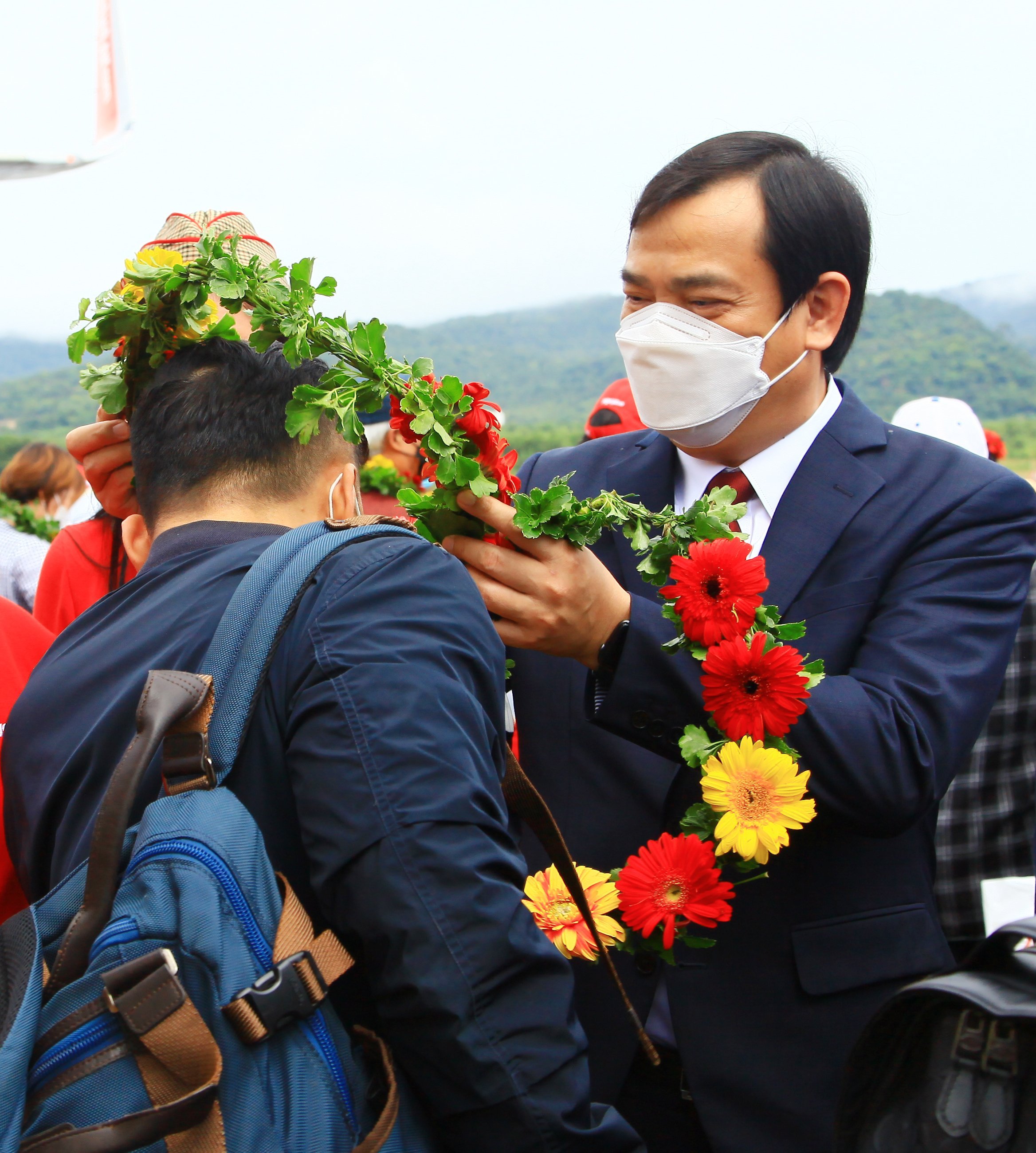 Tổng cục trưởng Tổng cục Du lịch Nguyễn Trùng Khánh tặng hoa du khách Hàn Quốc đầu tiên đến Việt Nam du lịch theo chương trình "hộ chiếu vắc xin". Ảnh: Việt Hùng